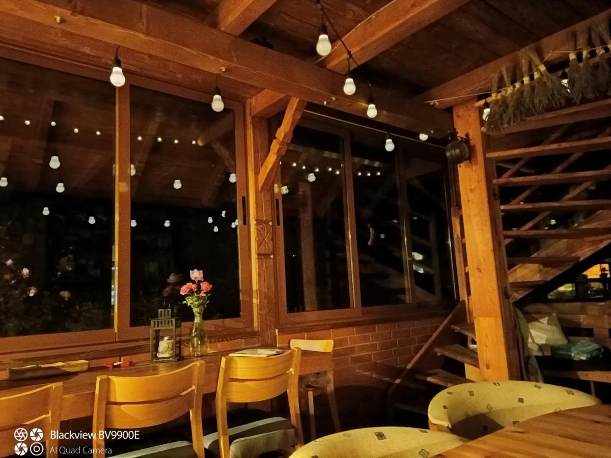 לינה וארוחת בוקר Valea Tirnei Rose Hip Hill Farm מראה חיצוני תמונה