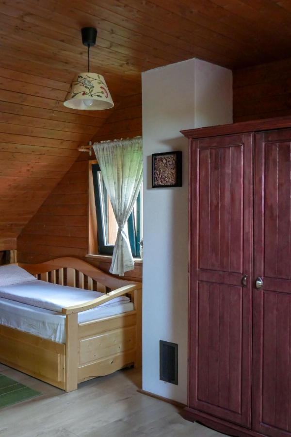 לינה וארוחת בוקר Valea Tirnei Rose Hip Hill Farm מראה חיצוני תמונה