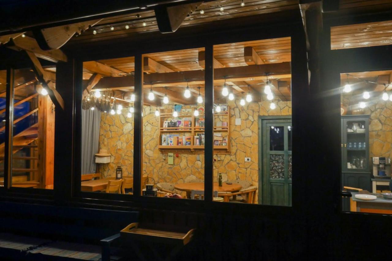 לינה וארוחת בוקר Valea Tirnei Rose Hip Hill Farm מראה חיצוני תמונה